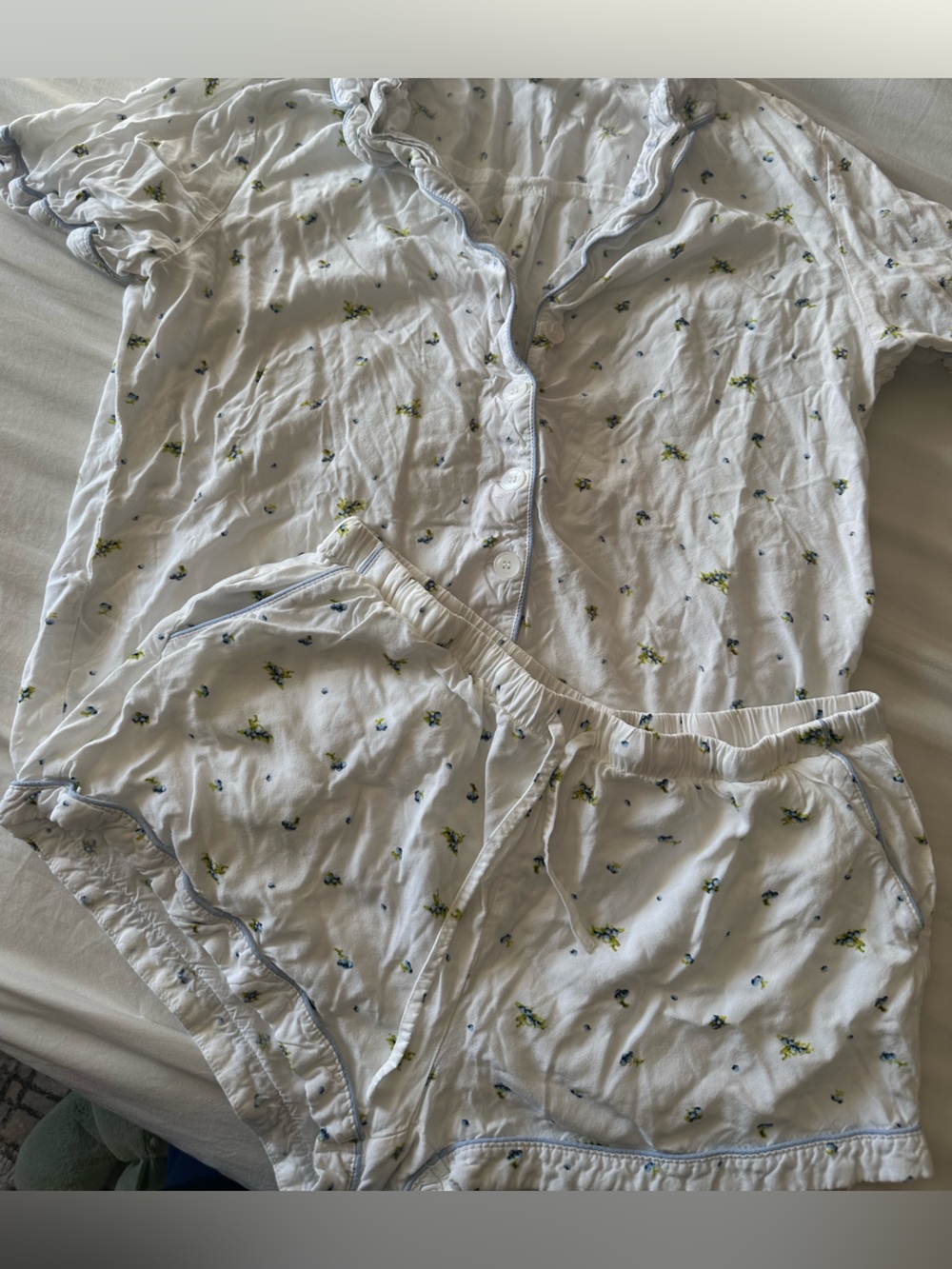 F21 Blueberry Bloom White Short Sleeve Top & Shorts Pajama Set Size L
